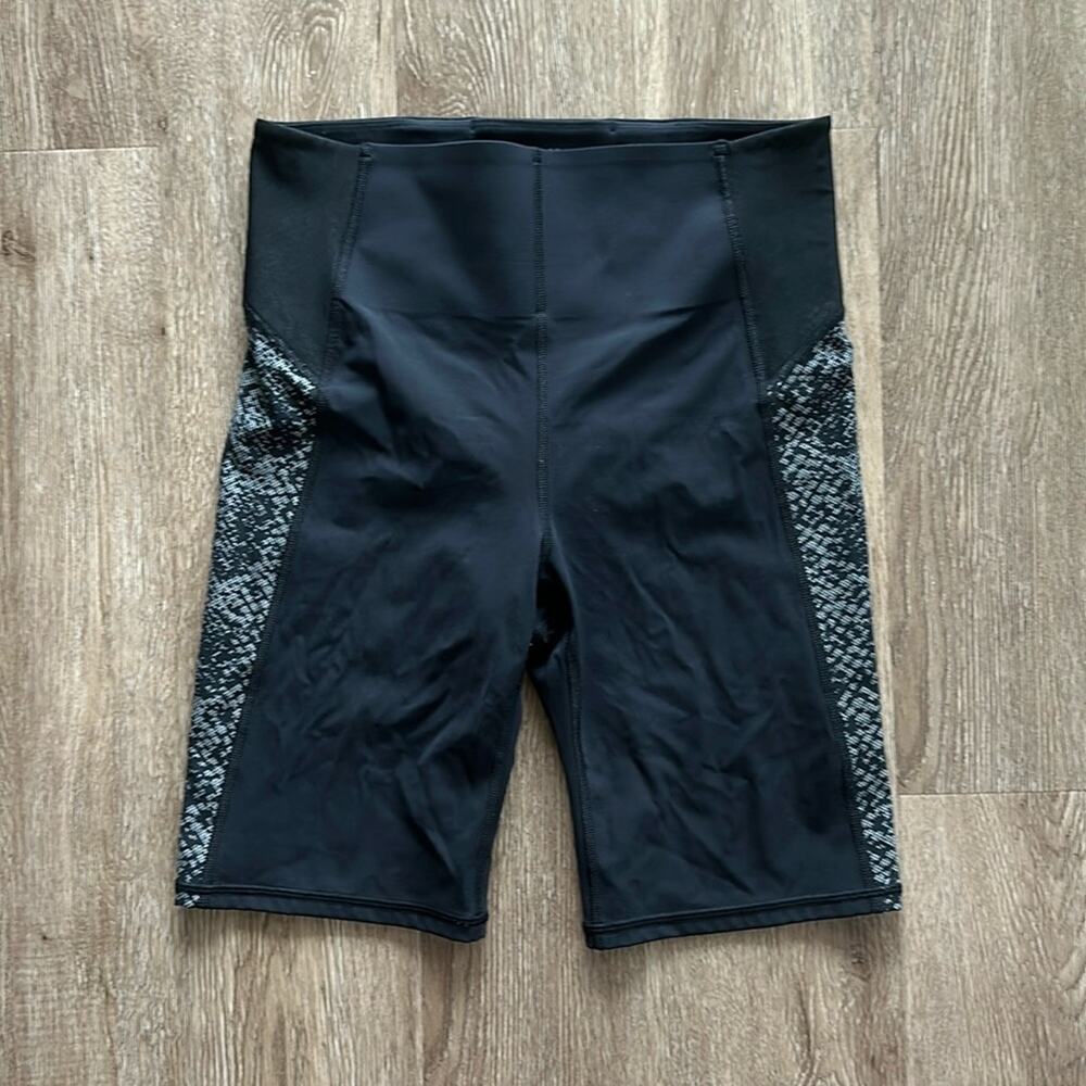 Athleta Stay Fly 9" Shorts Black Reflective Snake Print Size Medium